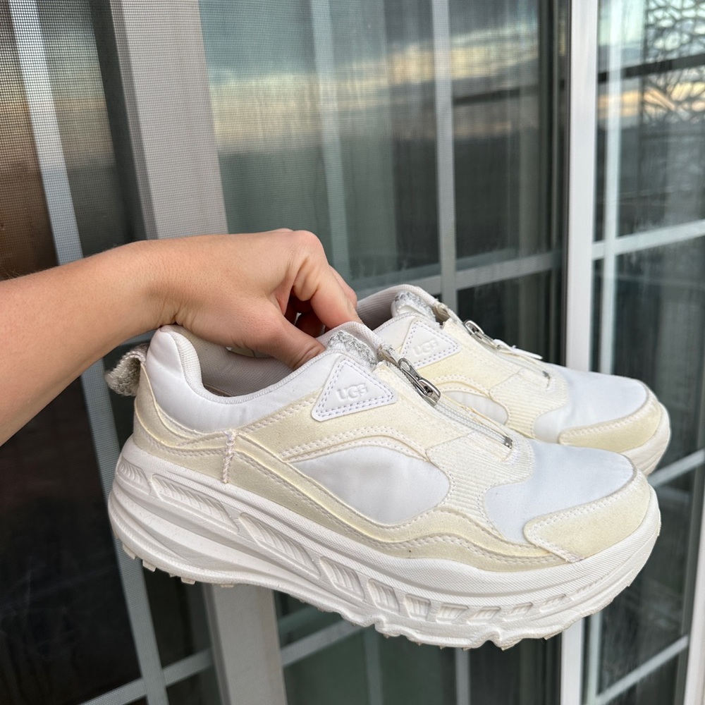 Ugg sz 9 sneakers